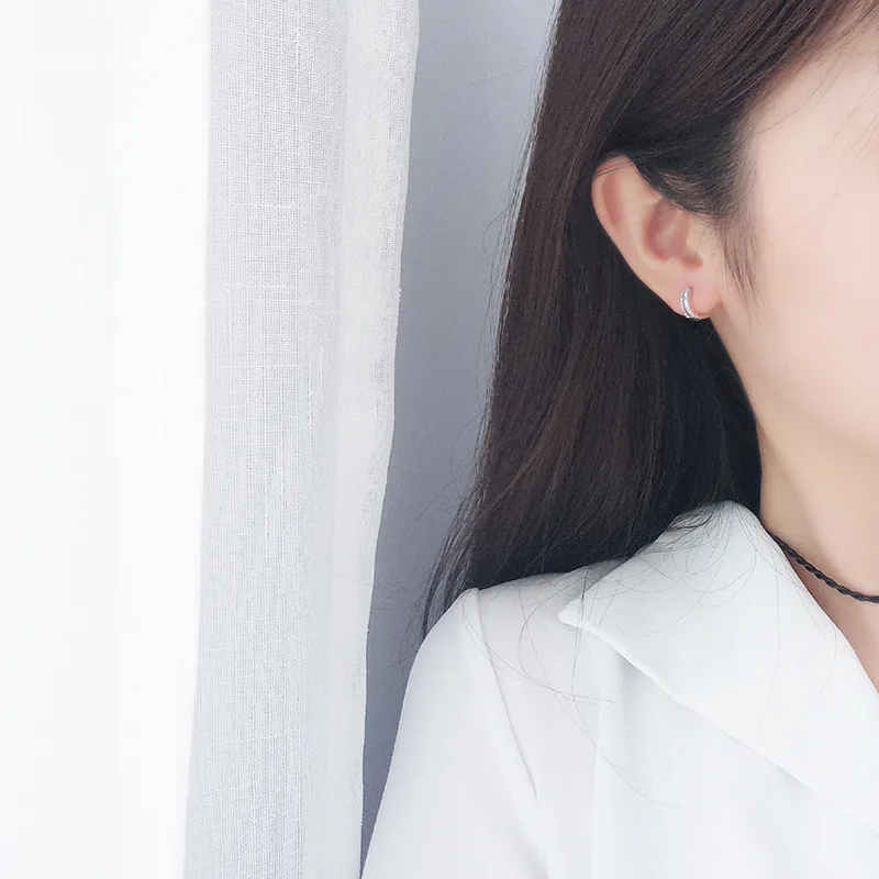 Простые черные треугольные геометрические серьги-гвоздики из стерлингового