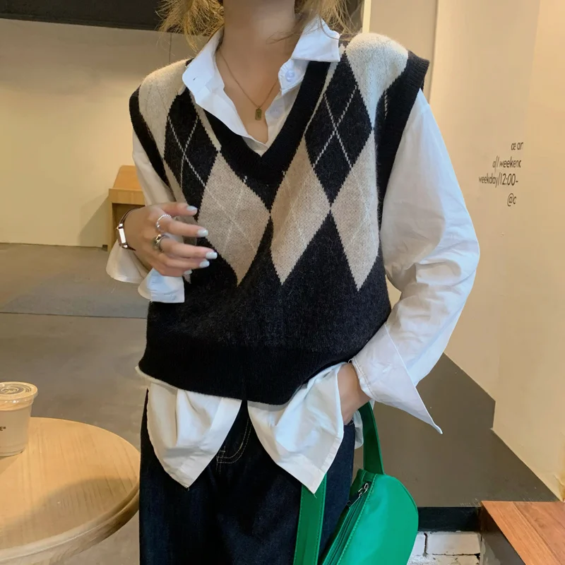 Женский трикотажный жилет с V-образным вырезом |