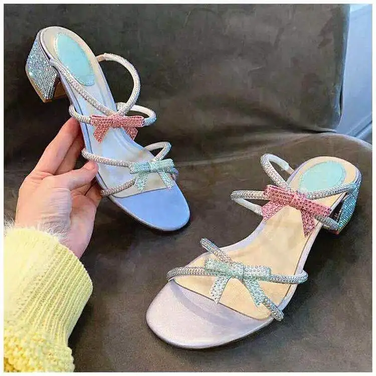 

Luxury Brand Mule Butterfly Peep Toe Slippers Women Beach Sandals Candy Color Silk Stain Chunky Med Heels Slids Outfit Shoes