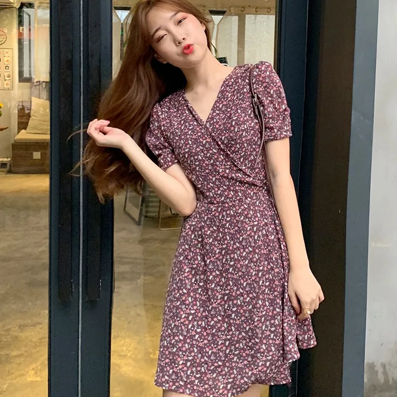 Летнее женское платье с цветочным принтом и v-образным вырезом богемное на