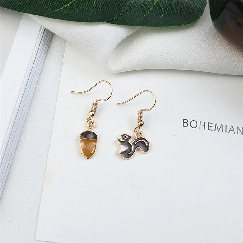 

Stud Earring Women Squirrel Pendant Earrings Woman Geometric Ladies Fashion Pine Cone Jewelry Lady Korean Trendy Alloy Kolczyki