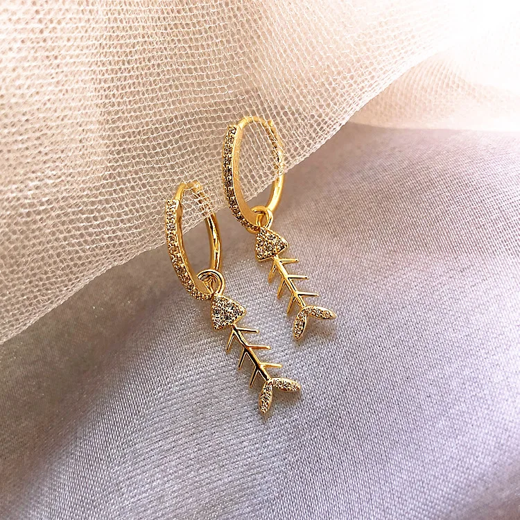 

Luxury Korean Micro Inlaid Cute Fish Bone Hoop Earring Fashion Wild Earrings Rhinestone Temperament 2020 New Trendy Brincos