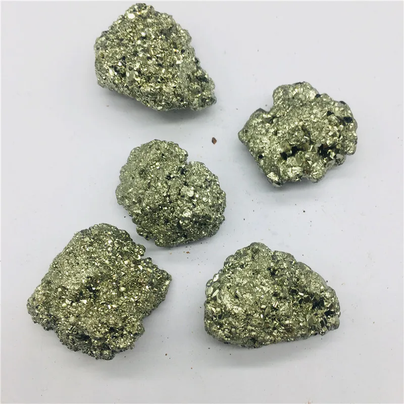 Натуральная латунная руда 100 г расположена с минеральным кристаллом образцом