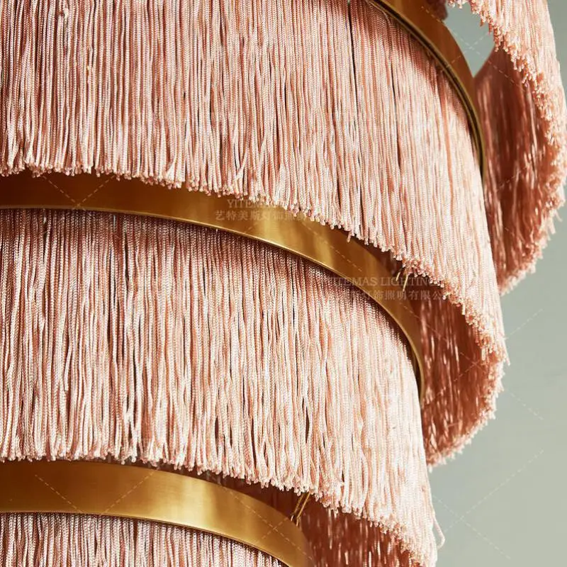 Розовая люстра золотой с бахромой подвесное освещение в комнате принцессы для