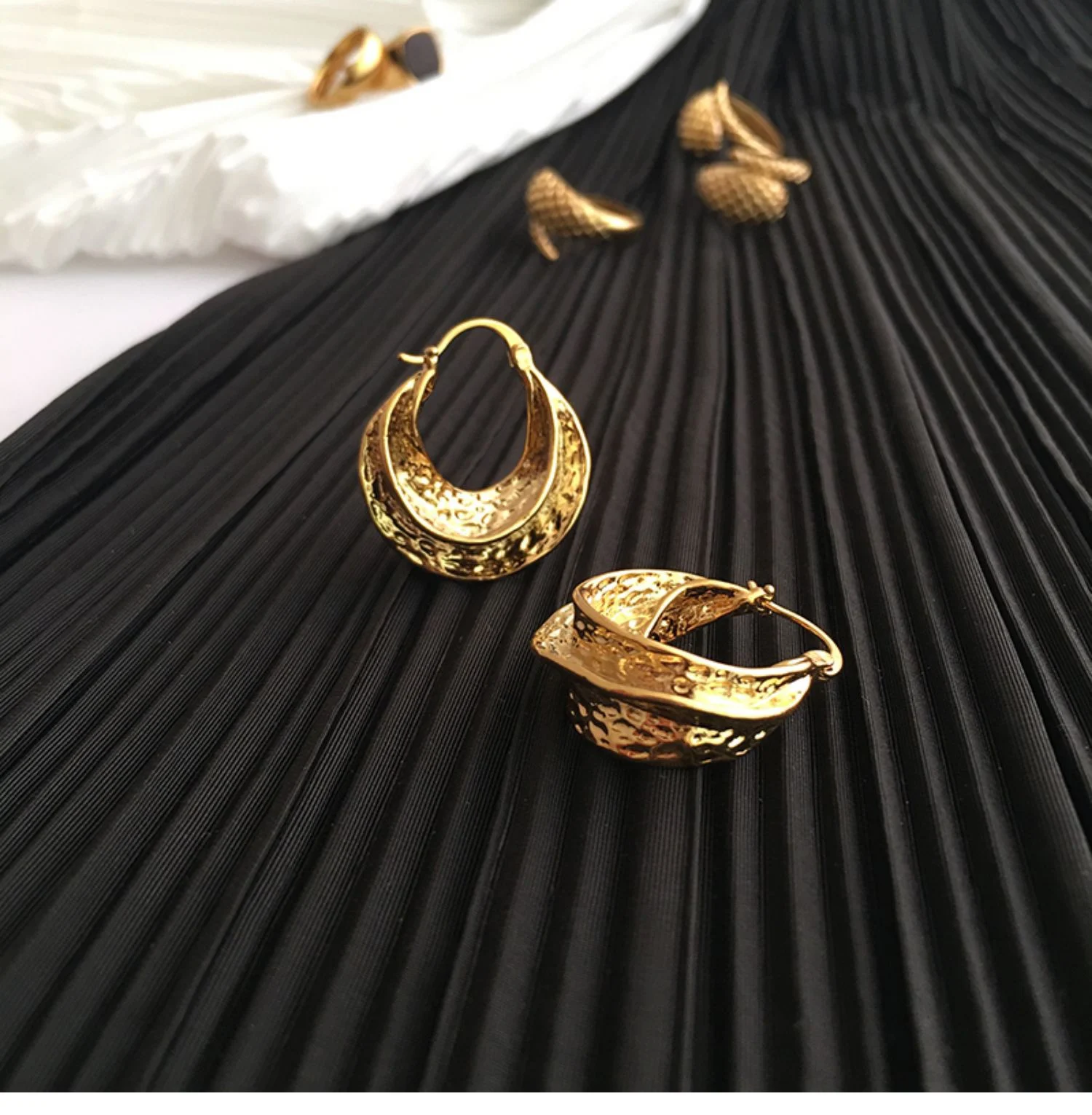

Simple French retro bumpy hammer surface fold circle earrings