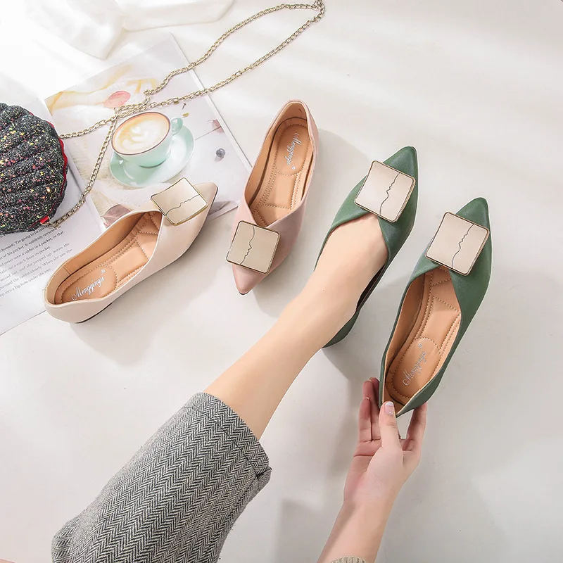 Туфли на плоской подошве женские слипоны с металлическим украшением низкие