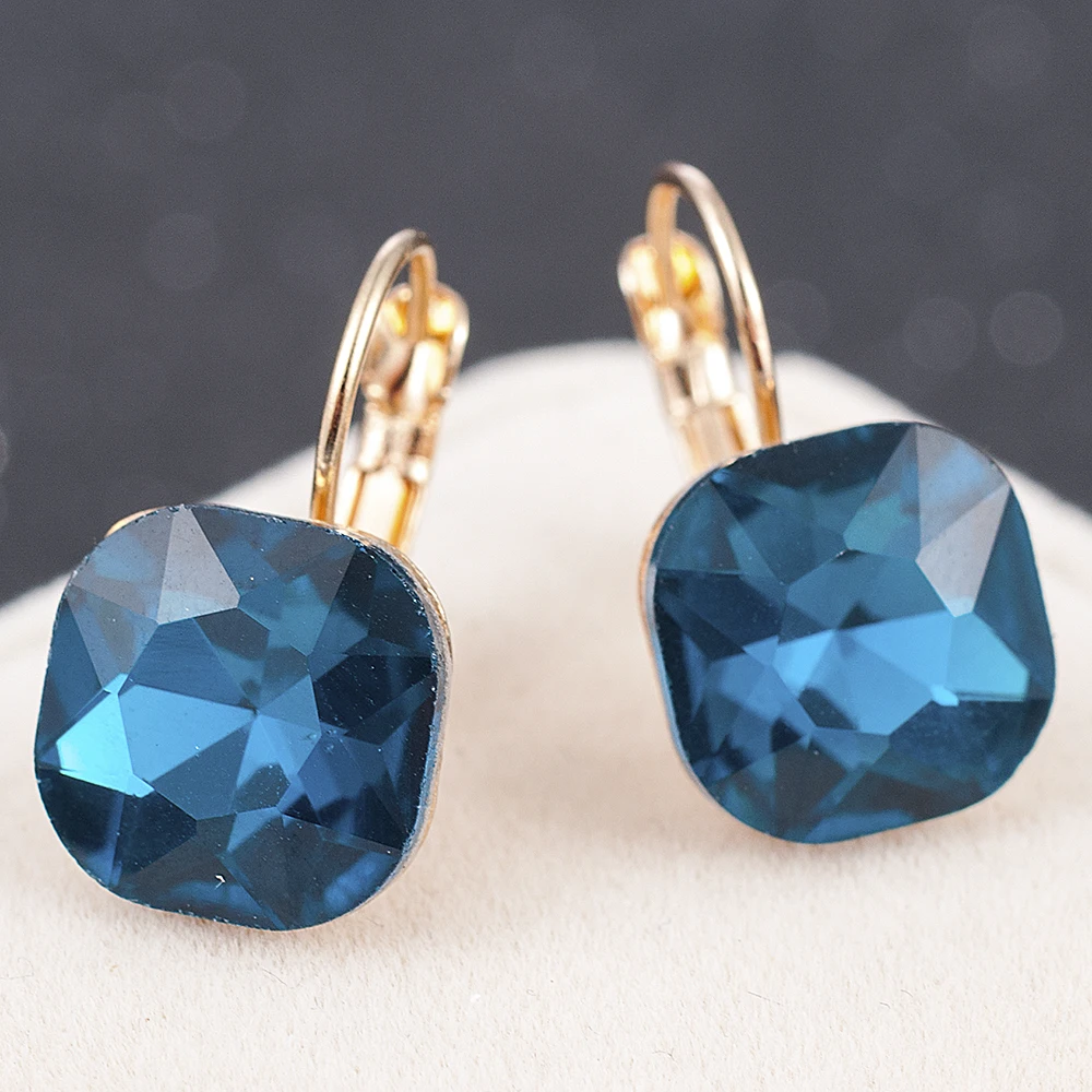 Женские серьги-гвоздики с фианитом серьги золотого цвета в минималистическом