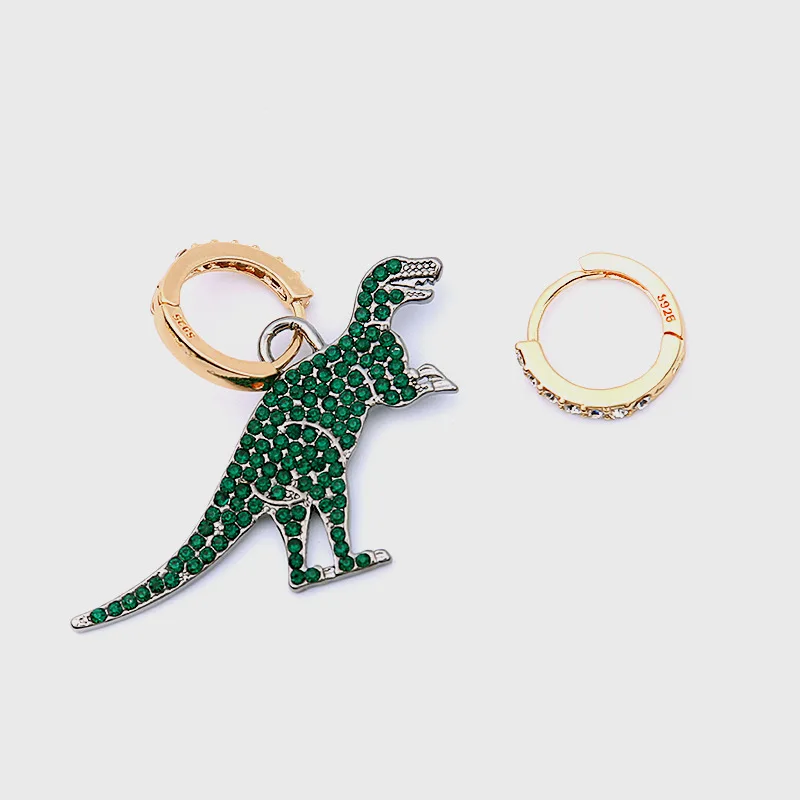 Асимметричные серьги кольца золотистого цвета с кубическим цирконием в виде