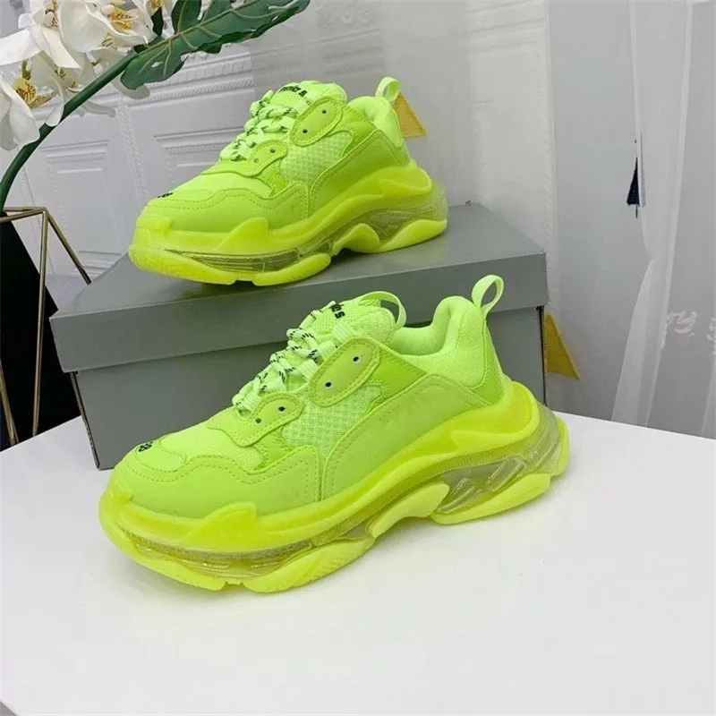 

European Station New Women's sports shoes are made of white mesh, with leather trim and fluorescent yellow details, which will a