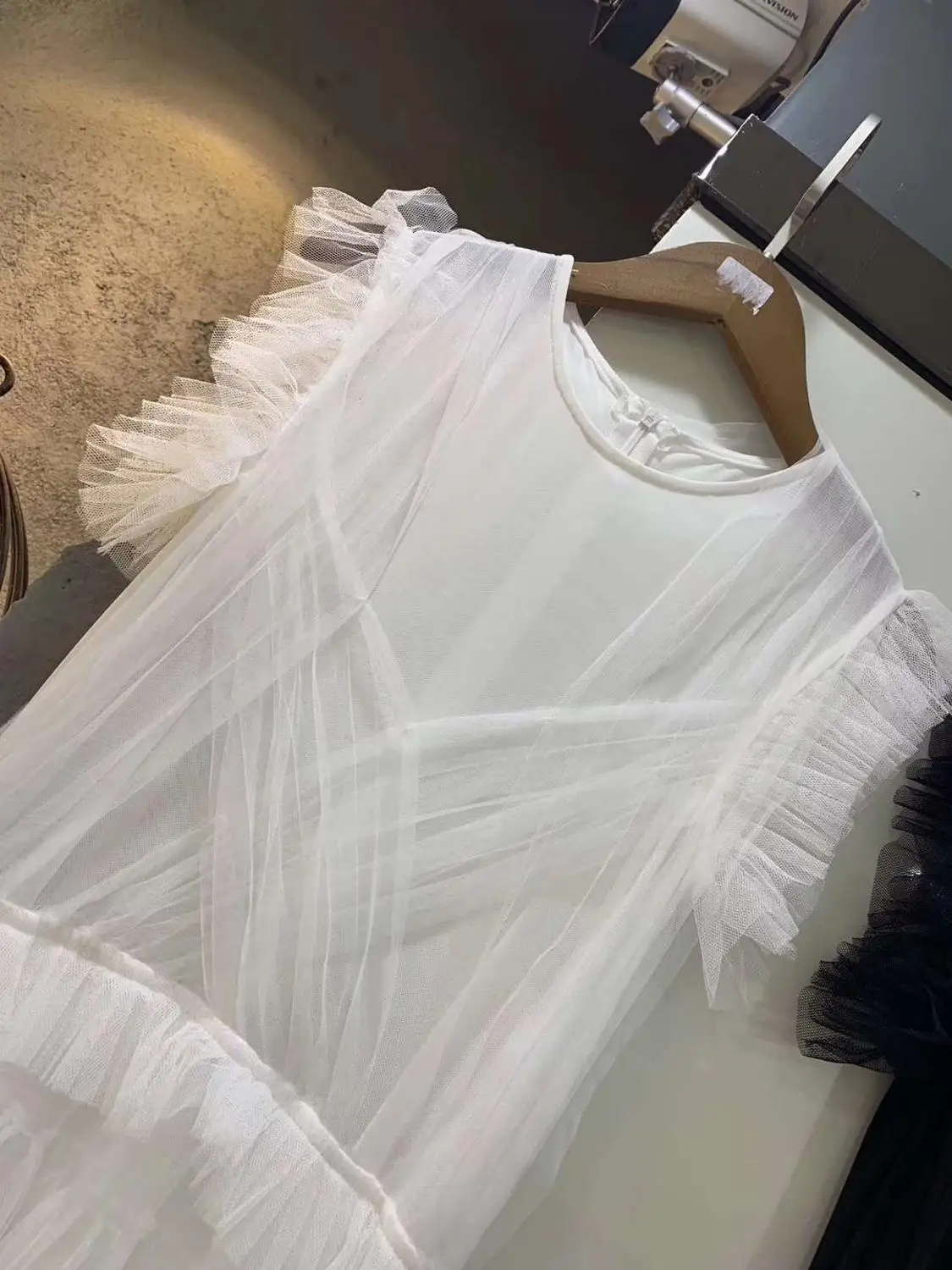 Летнее женское платье с глубоким вырезом без рукавов Драпированное белое