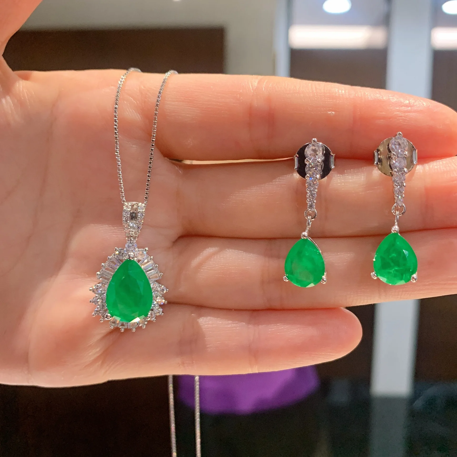 

Funmode 2PCS Classic Waterdrop Green CZ Pendant Necklace Earring Jewelry Sets For Women Party Gifts Pendientes Wholesale FS44