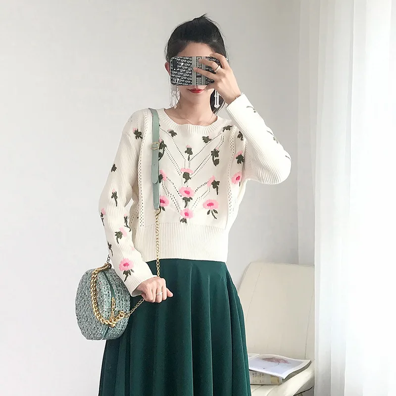 Женский укороченный свитер с цветочной вышивкой вязанный крючком пуловер