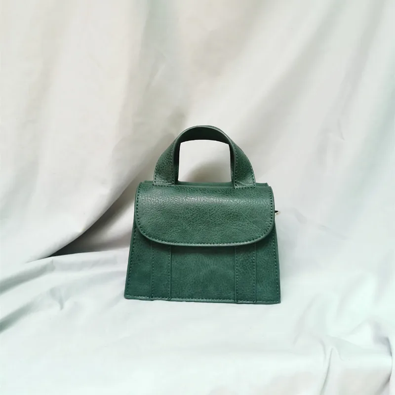 Сумка на плечо женская кожаная маленький квадратный саквояж цепочке мессенджер