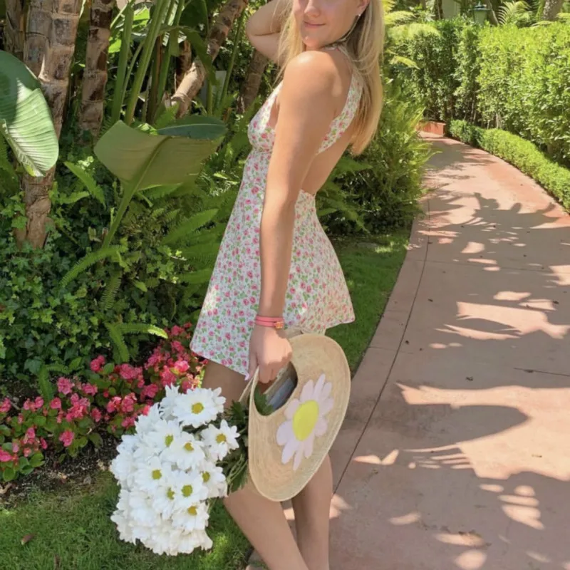 Женское приталенное платье мини розовое с цветочным принтом V образным вырезом и