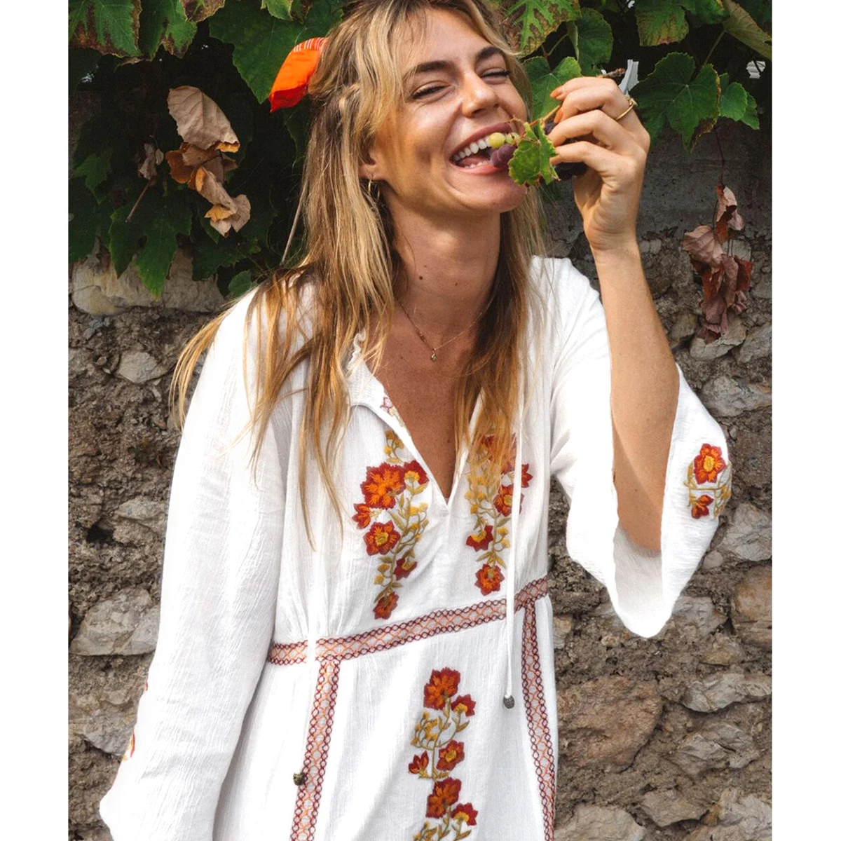 Женское длинное платье с рукавами фонариками белое винтажное пляжное V образным