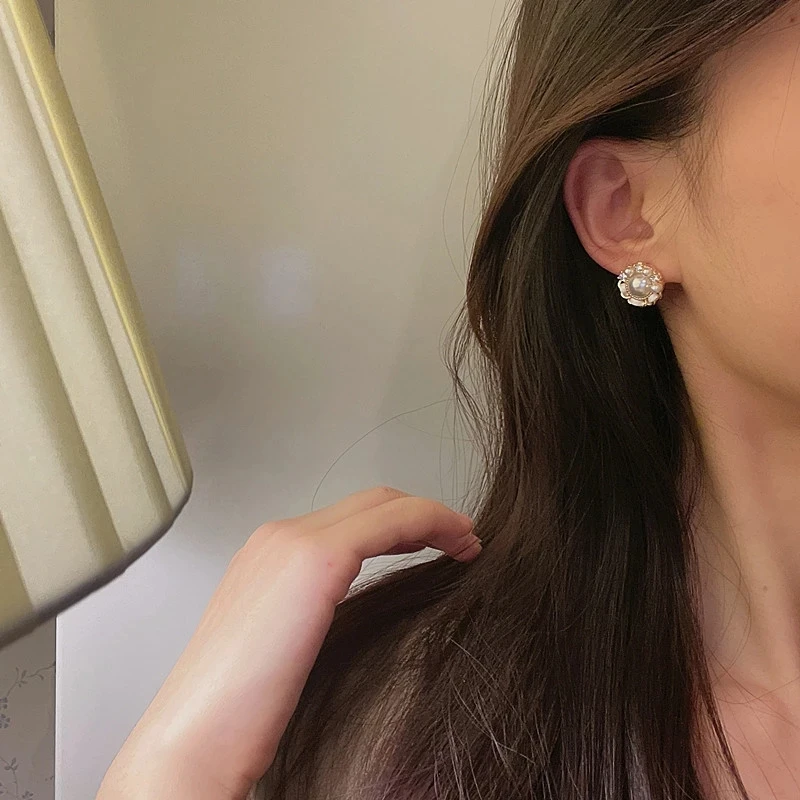 

2021 Popular Ladies Retro Temperament Elegant Imitation Pearl Rhinestone Round Earrings Girl Sweet Party Travel Accessories