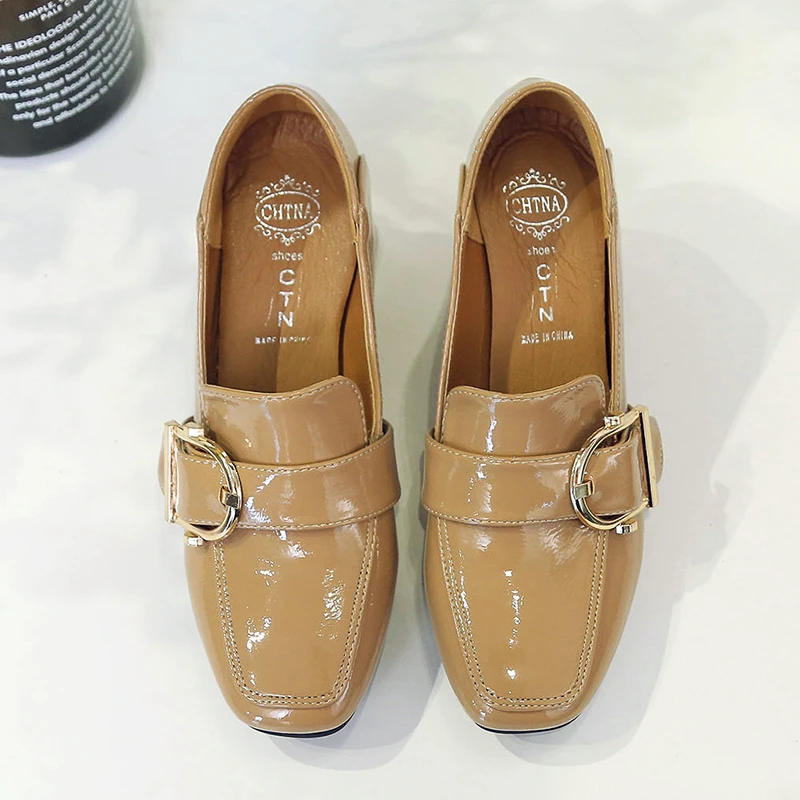 Выразительные Яркие кожаные туфли на высоком толстом каблуке с металлической