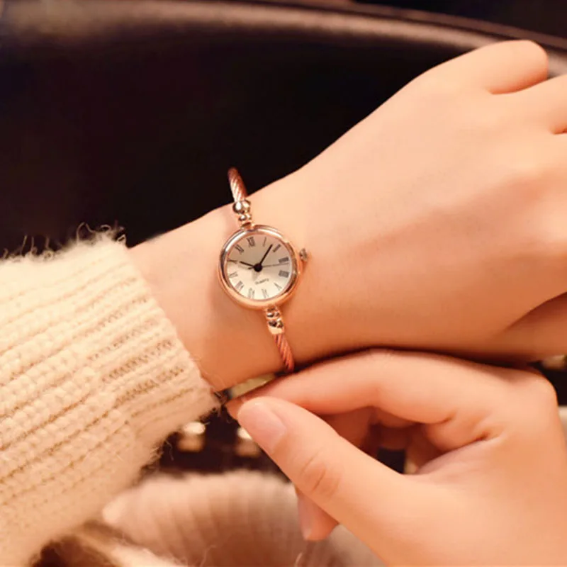 Часы женские кварцевые с золотистым браслетом маленькие Роскошные модные