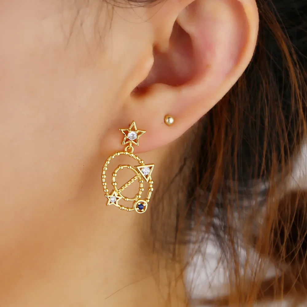 Позолоченные серьги подвески со звездами и стрелками золотистого цвета для