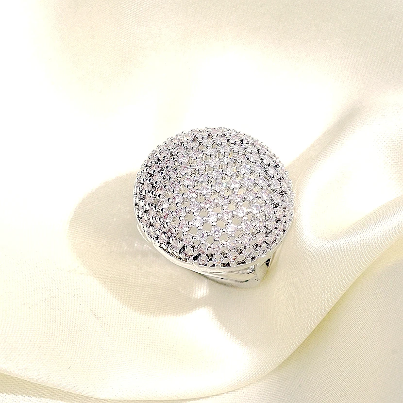 Женское кольцо из белого золота большие круглые кольца с микро кубическим