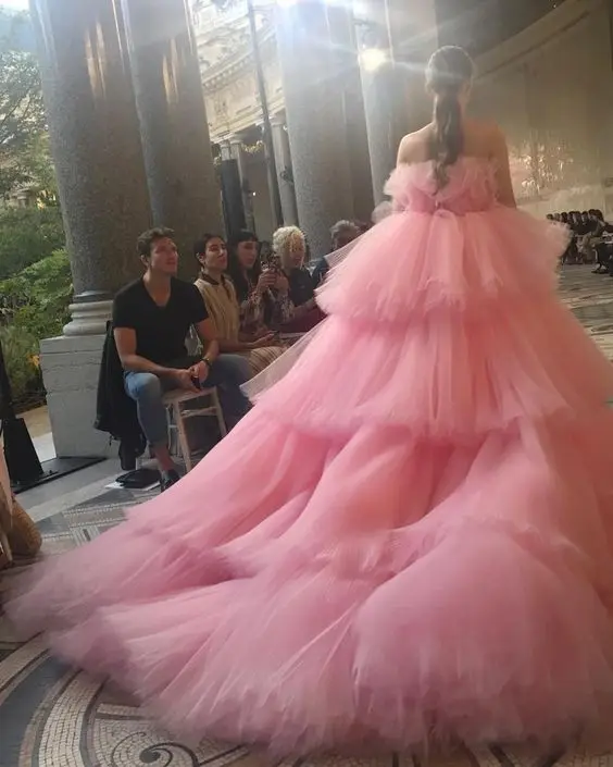 Женское вечернее платье из тюля розовое асимметричное без бретелек в несколько