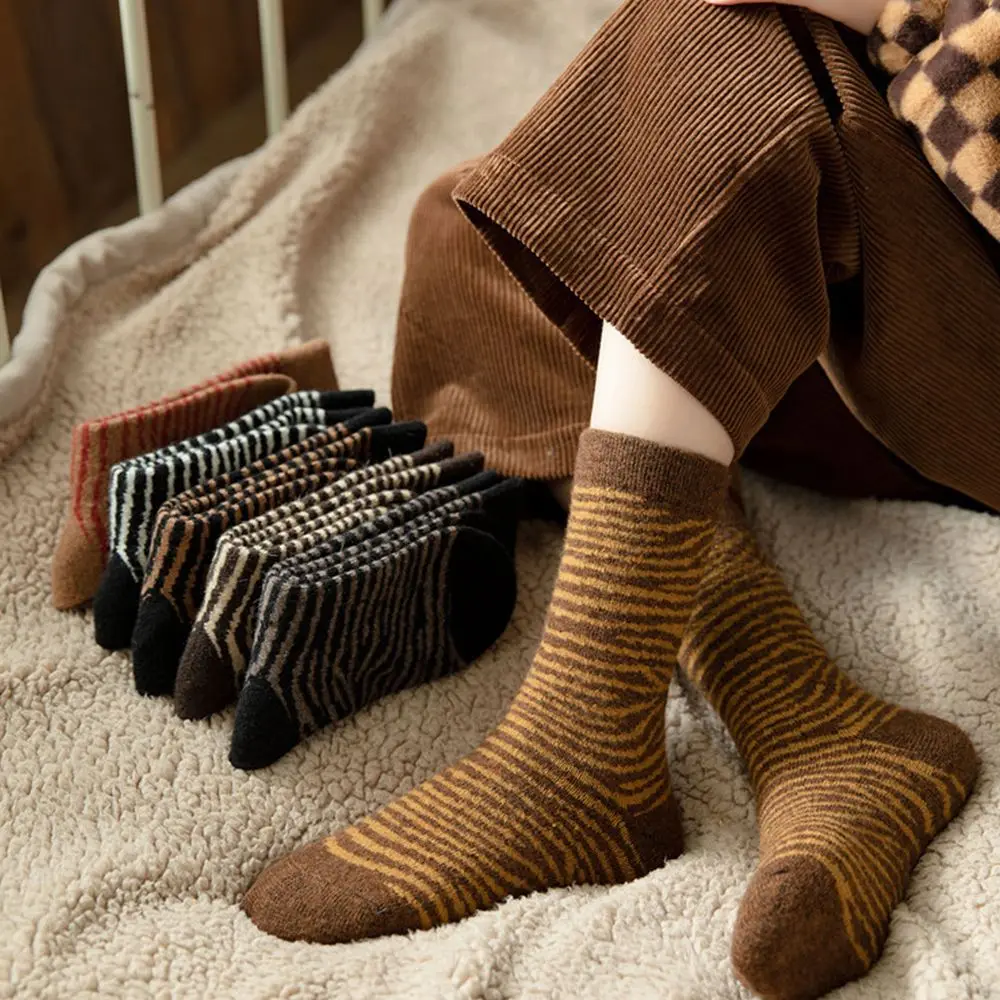 

Новые Модные Полосатые чулочно-носочные изделия зимние плотные теплые шерстяные вязаные носки Ретро Уличная одежда носки средней длины дл...