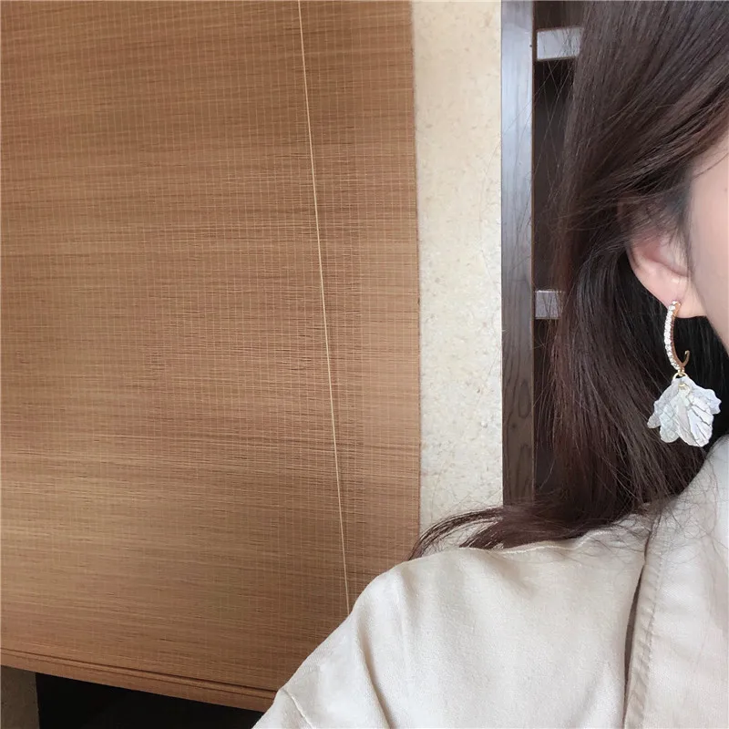 

2020 Korean Vintage White Shell Flower Petal Drop Earrings For Women With Rhinestone Earrings New Statement Fashion Jewelry