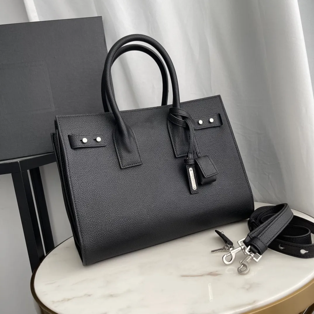 

Женская черная кожаная сумка с плечевым ремнем