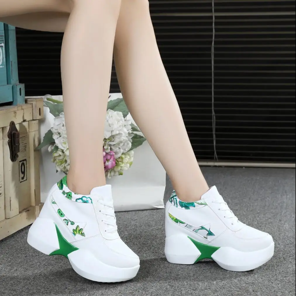 Женские повседневные кроссовки на платформе белые или черные толстой подошве со