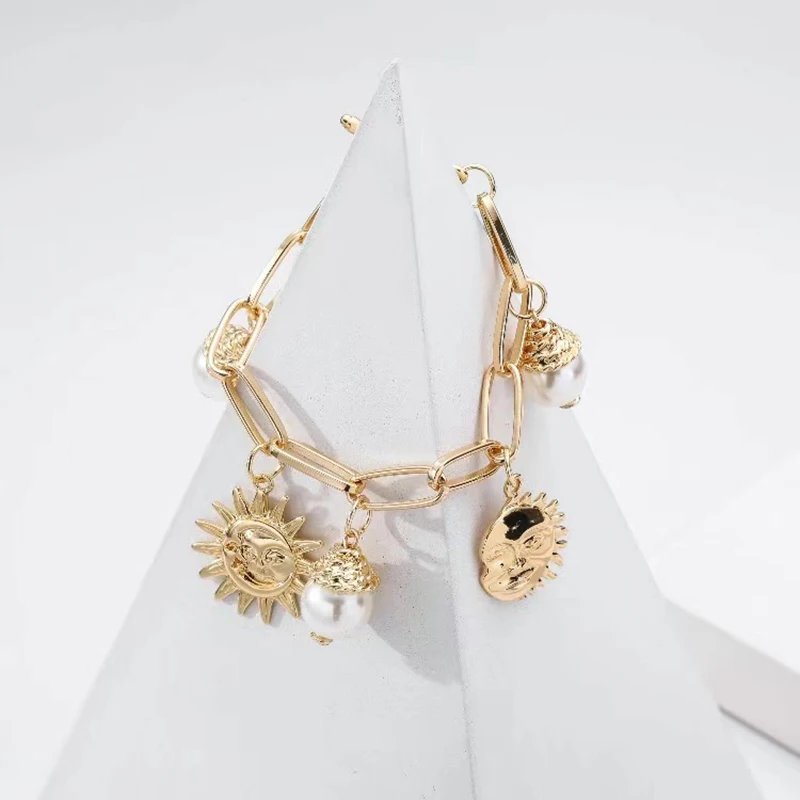 

2021 Women's Punk Gothic Imitation Pearl Bracelet Geometric Coin Portrait Bracelet for Women's Vintage Jewelry Wholesale