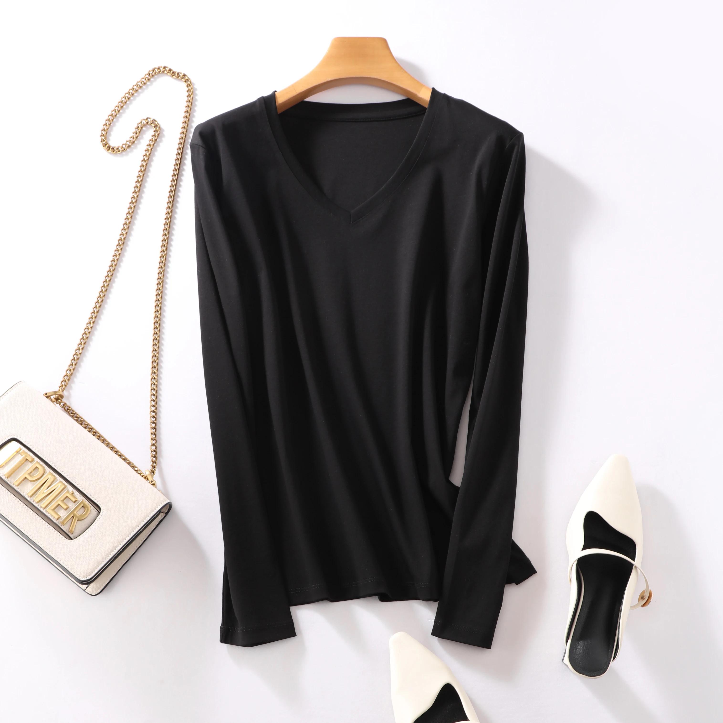 Женская свободная футболка с длинным рукавом белая и круглым вырезом без