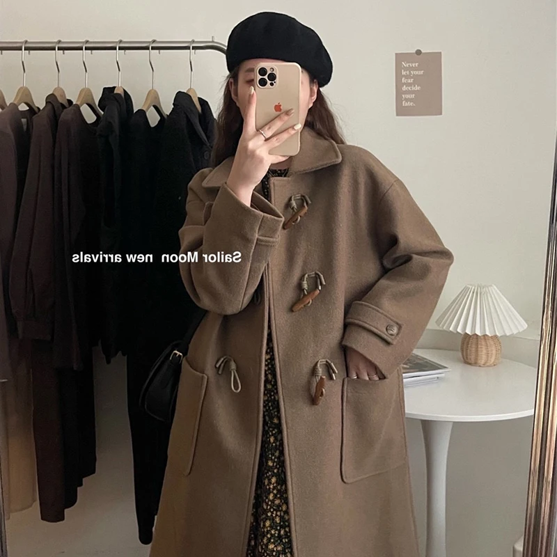 

Новое осенне-зимнее шерстяное пальто на пуговицах с рогами, Женское пальто средней длины в студенческом стиле, плотное шерстяное пальто, те...