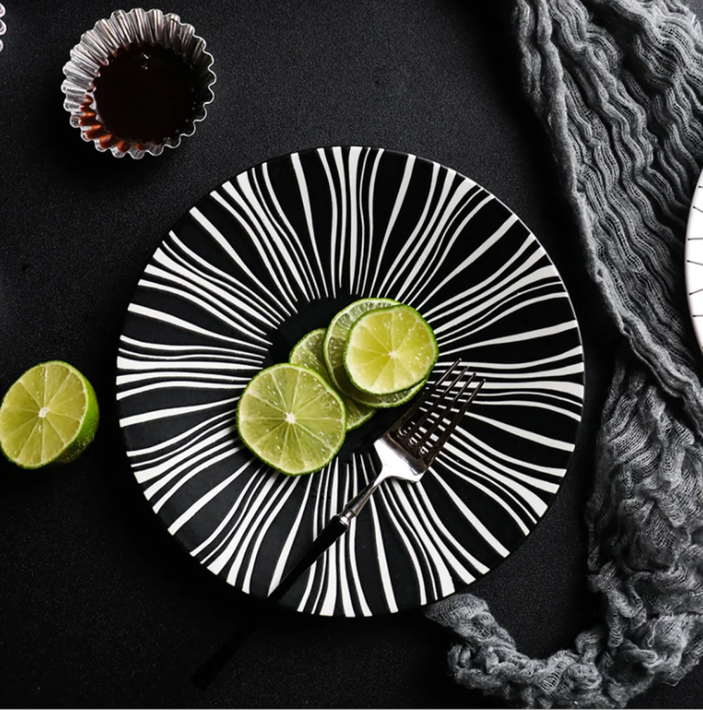 Керамическая тарелка с черно белыми линиями 26 5*26 5 см|Блюдца и тарелки| |