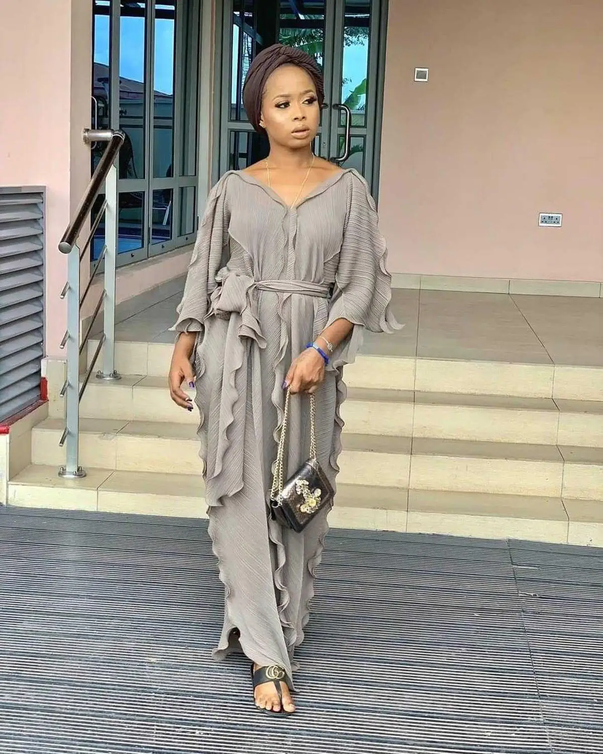 Женское платье с оборками v образным вырезом длинным рукавом и высокой талией