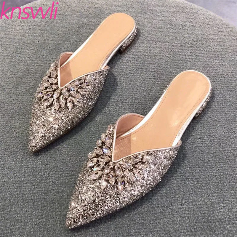 Женские тапочки на плоской подошве украшенные кристаллами с острым носком без