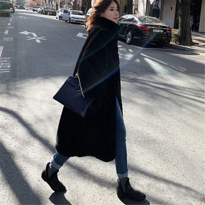 Женское длинное бархатное пальто с воротником-стойкой и длинными рукавами |