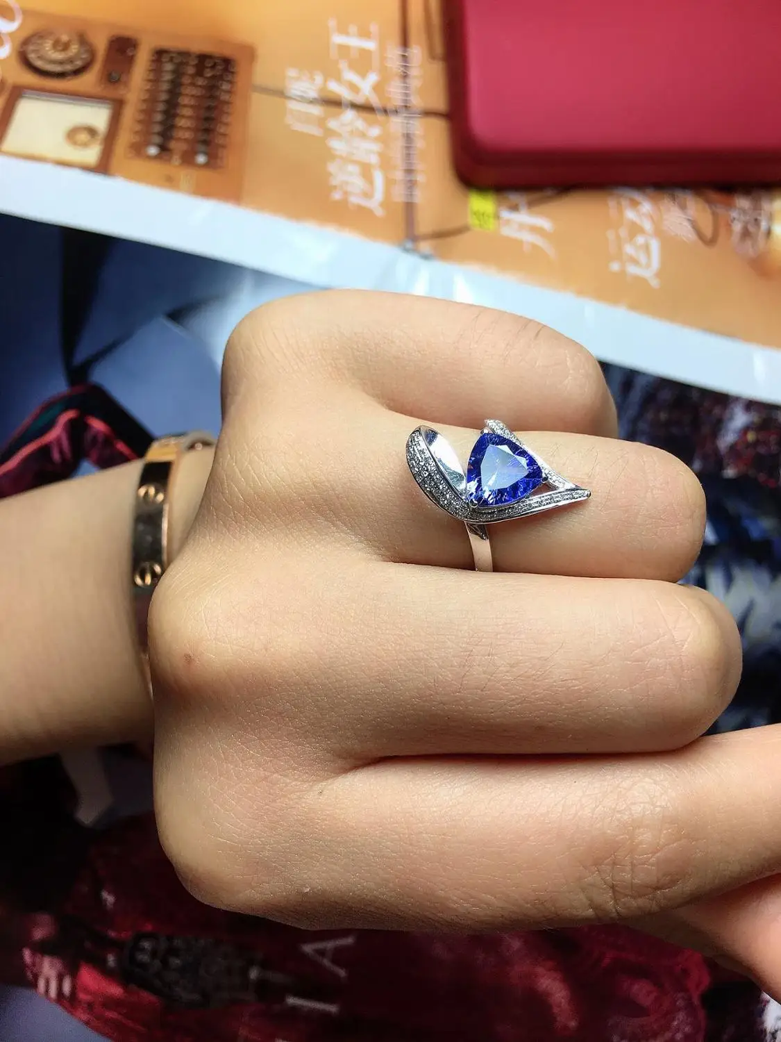 Женское кольцо с танзанитом обручальное бриллиантами 1 99карат из белого золота 18