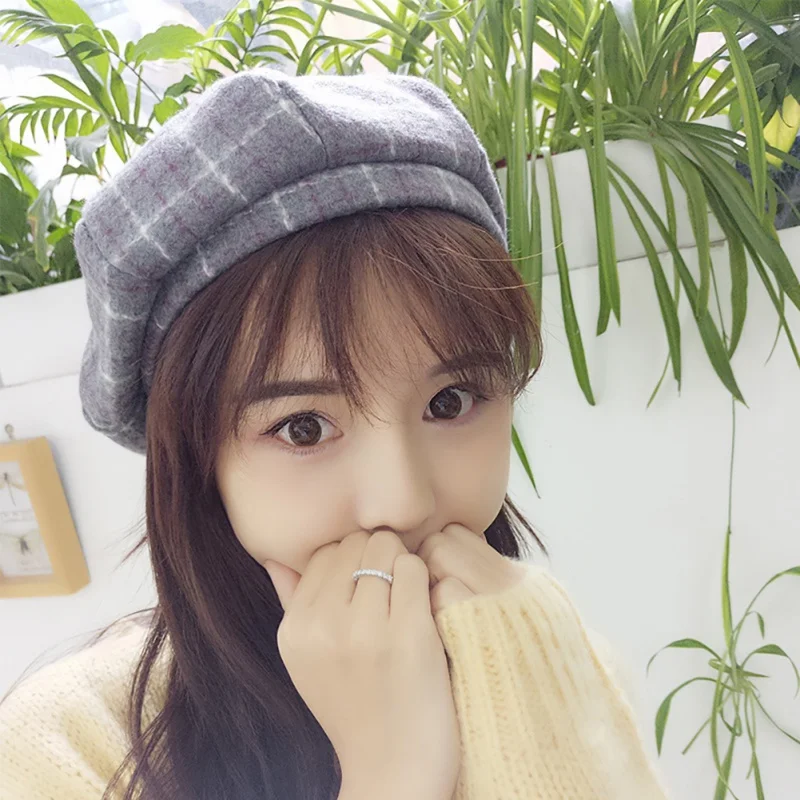 Дамская шапка для улицы на осень и зиму кофейного цвета Красивая клетчатая