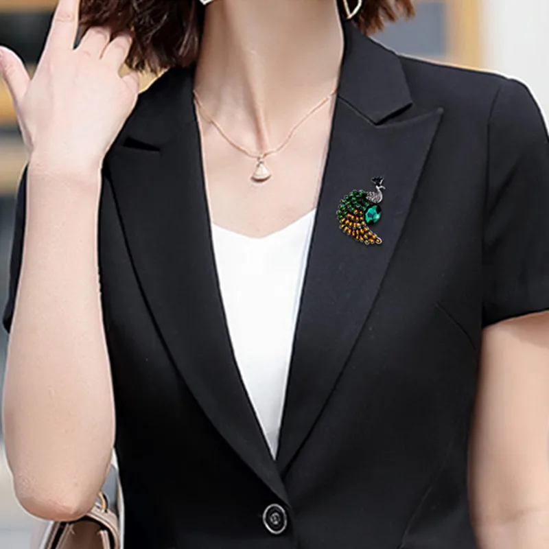

2021 New Trend Green Crystal Peacock Brooches Pins Vintage Animal Jewelry Collection Fashion Gifts Bijoux