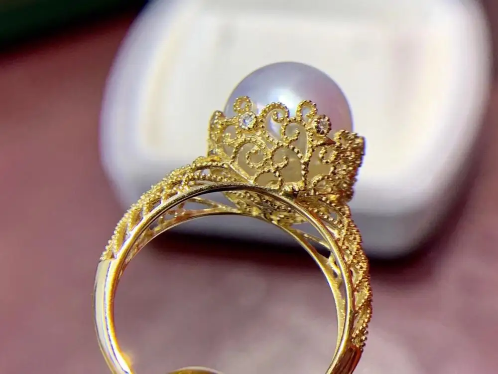 Кольцо для женщин "MADALENA SARARA" в стиле королевского элемента из золота 18К с сетчатым узором и морской жемчужиной AA 7-7,5 мм в креплении на штырьках.