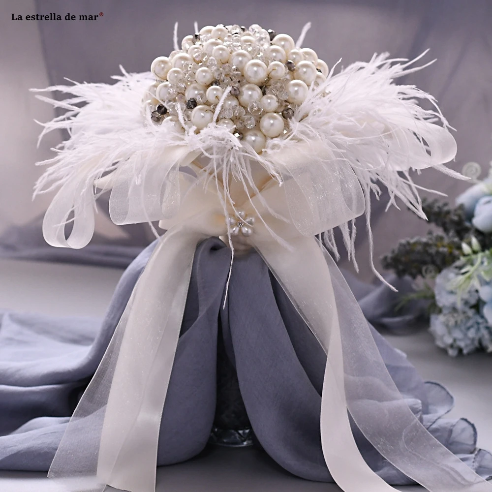 

Boho style bride holding flowers pearl feather bouquet wedding accessories custom mariage luxury buque de noiva