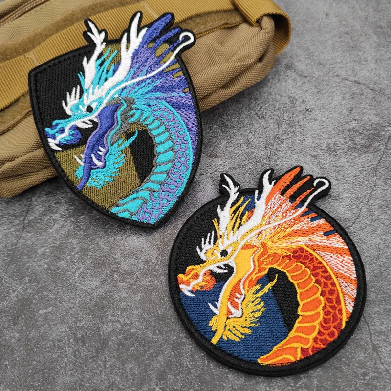Фон с китайским драконом и вышитые патч избежать стихийных бедствий молимся
