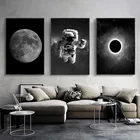 Картина на холсте с изображением космонавта и Луны, черно-белые
