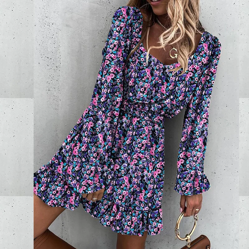 

Женское приталенное платье в пасторальном стиле с открытой спиной