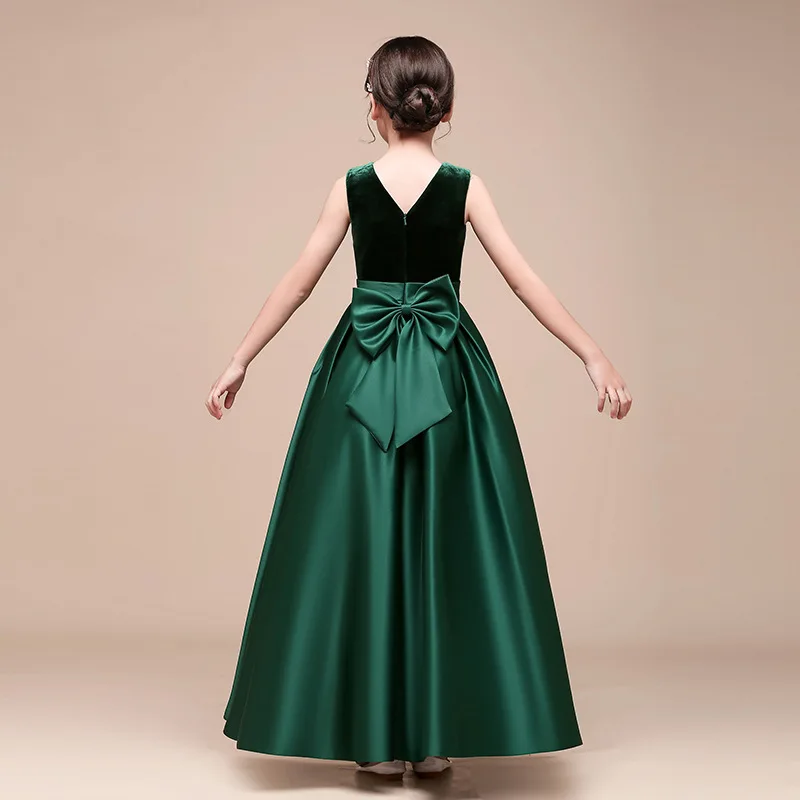 Детское официальное платье бархатное зеленое с бантом и поясом длинная юбка