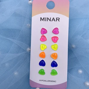 Красочные серьги в форме сердца, розовые, оранжевые, зеленые, желтые, синие крошечные серьги, маленькие серьги-гвоздики для пирсинга для женщин и девушек