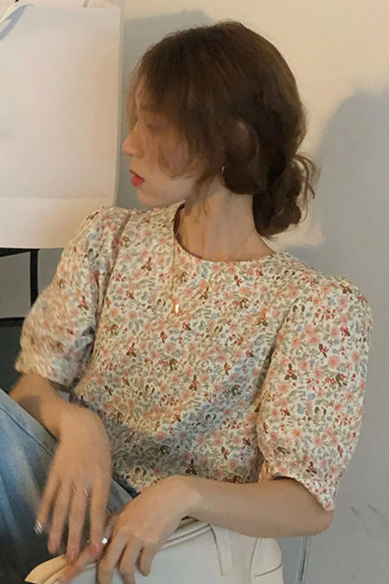 

Retro floral shirt female design sense niche tops spring 2021 new wild Korean short-sleeved shirt trend