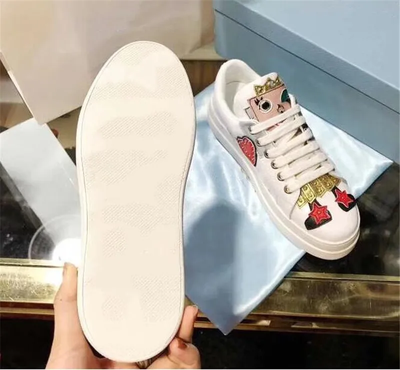 Наклейки с персонажами из мультфильмов, кроссовки с круглым носком из натуральной кожи, женская обувь, модная сетчатая обувь со шнуровкой на рифленой подошве, милые повседневные кроссовки
