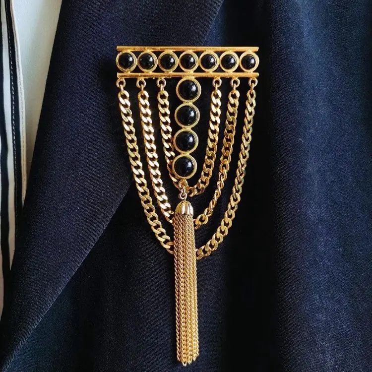 

European and American plated chain tassel black agate brooch
