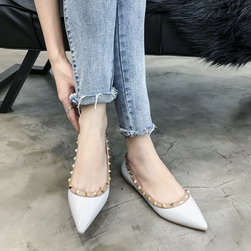 Классические Брендовые женские туфли на плоской подошве свадебные с заклепками